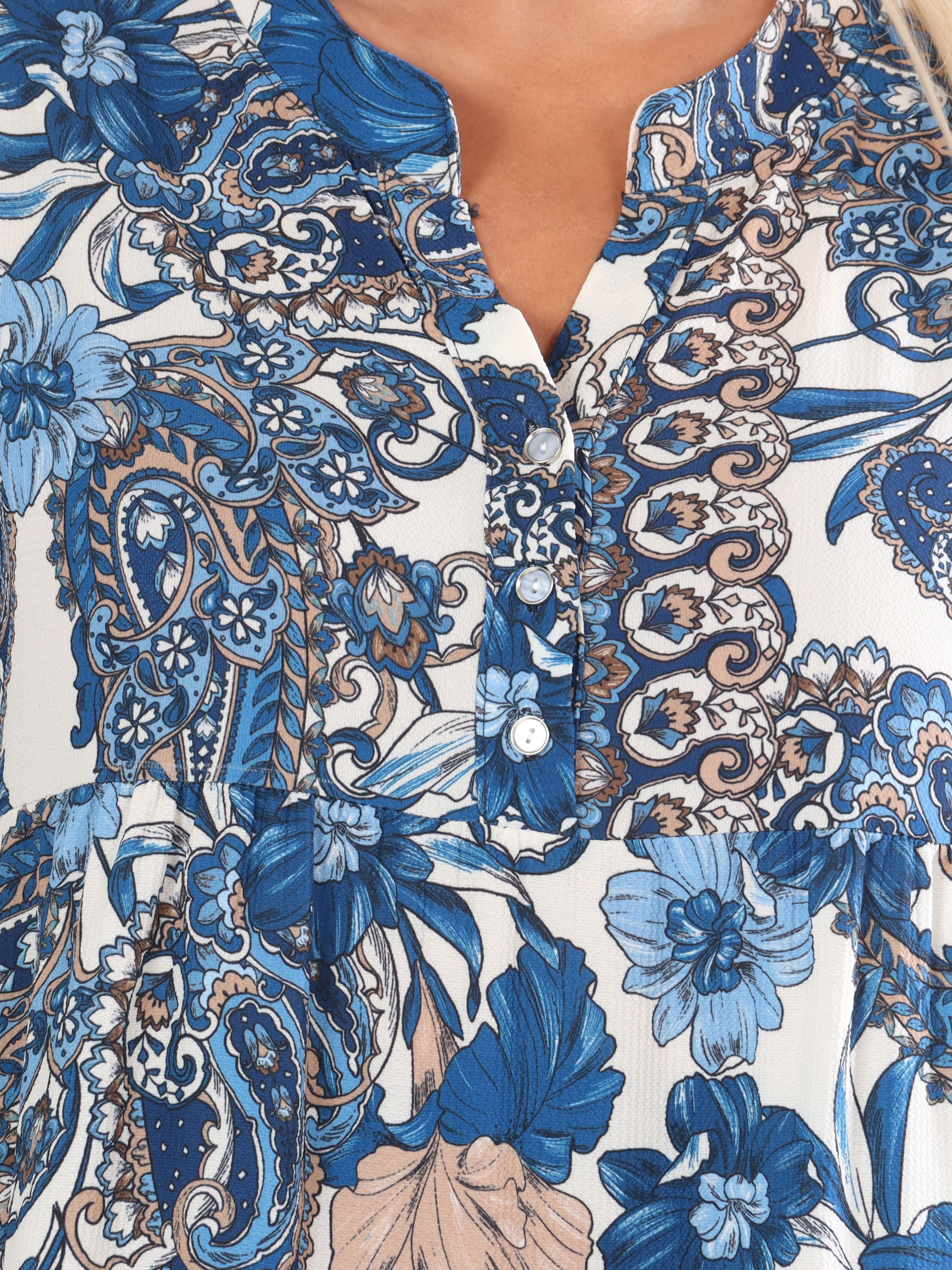 Mie - Plus size klänning i mönster med knappar på bröstet